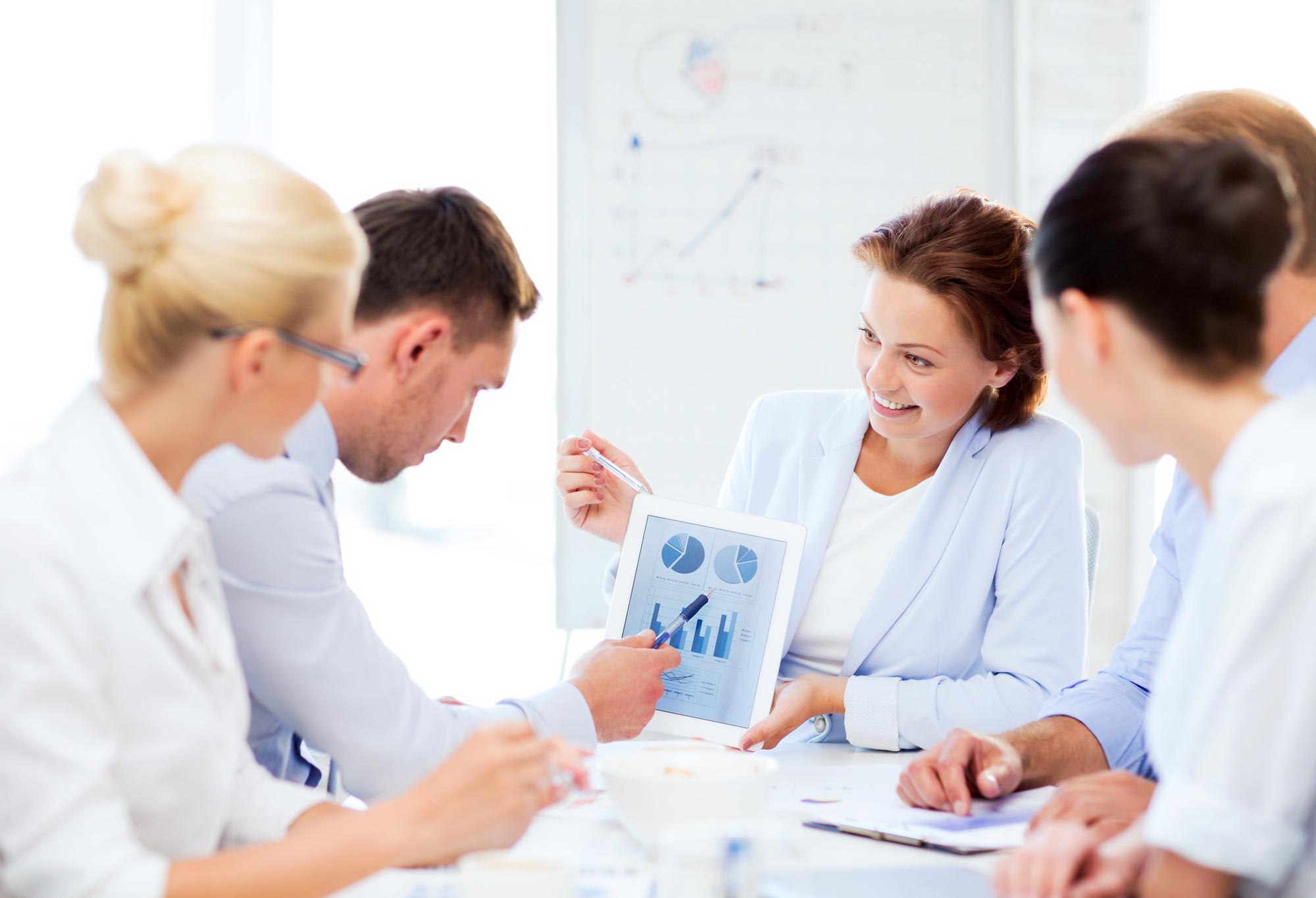Teammeeting im modernen Büro